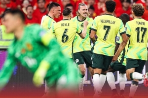 半场-国足全面被动暂0-2澳大利亚 黄政宇滑倒送礼王大雷黄油手