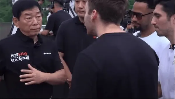 魏建军被老外围着加微信：车不在于高级能创造价值就是好车