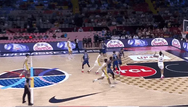 星空体育官网-比赛开场威利-埃尔南戈麦斯接队友传球，双手暴扣得分