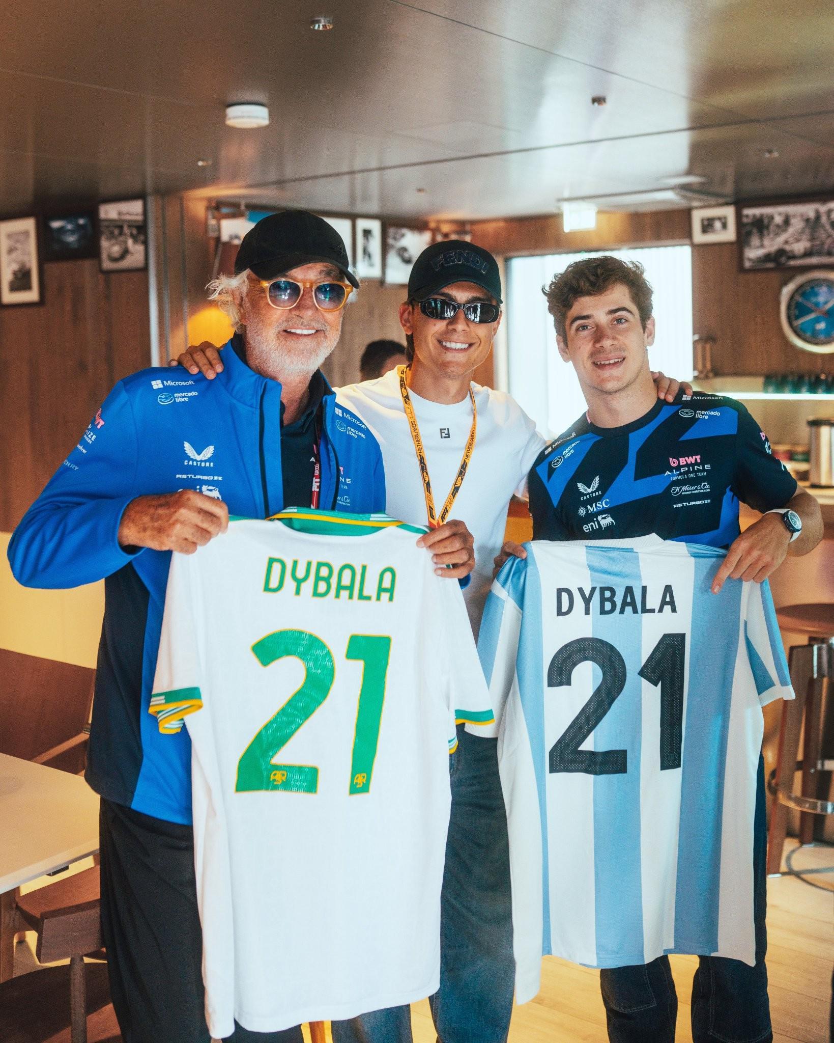 F1荷兰站期间，迪巴拉拜访Alpine车队P房并与科拉平托合影