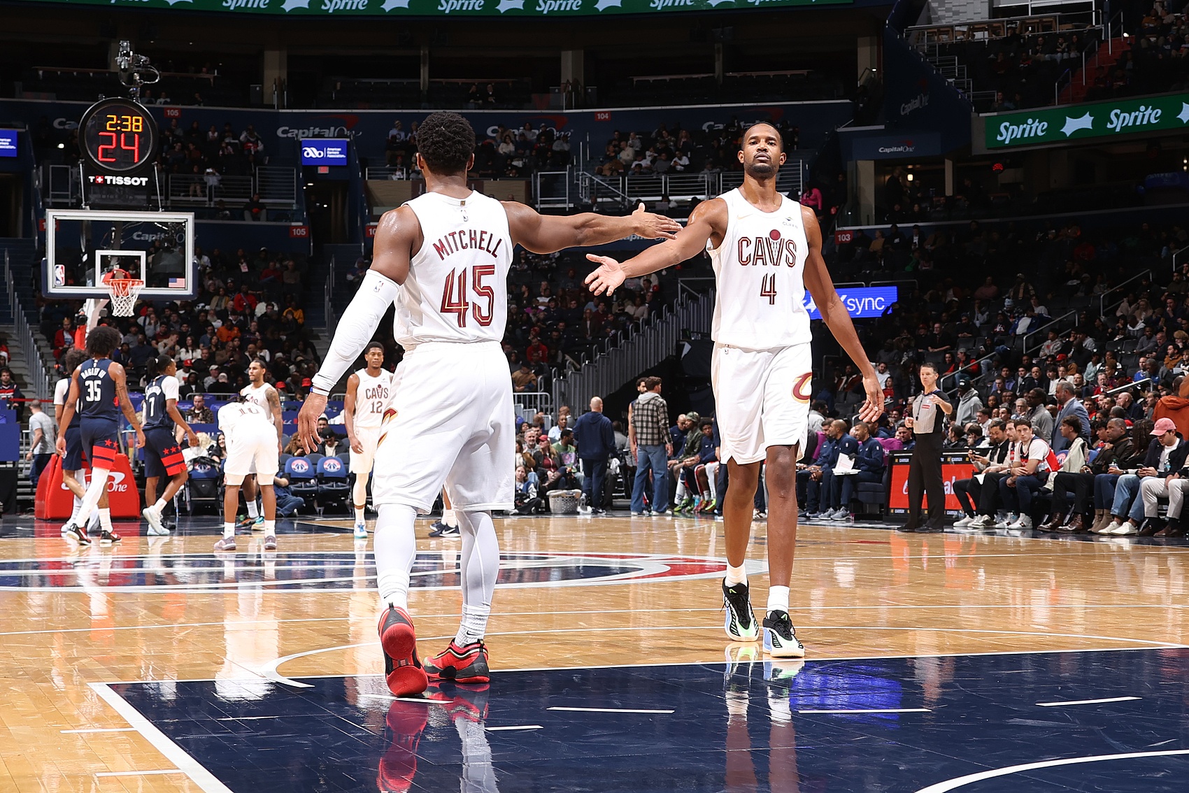 灵犀一点！米切尔口袋妙传 莫布里心领神会空接扣篮